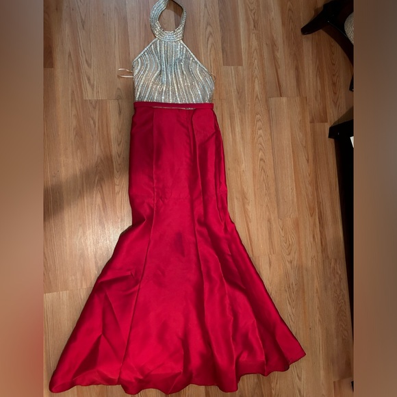 Mermaid red dress size 4 - Picture 8 of 10